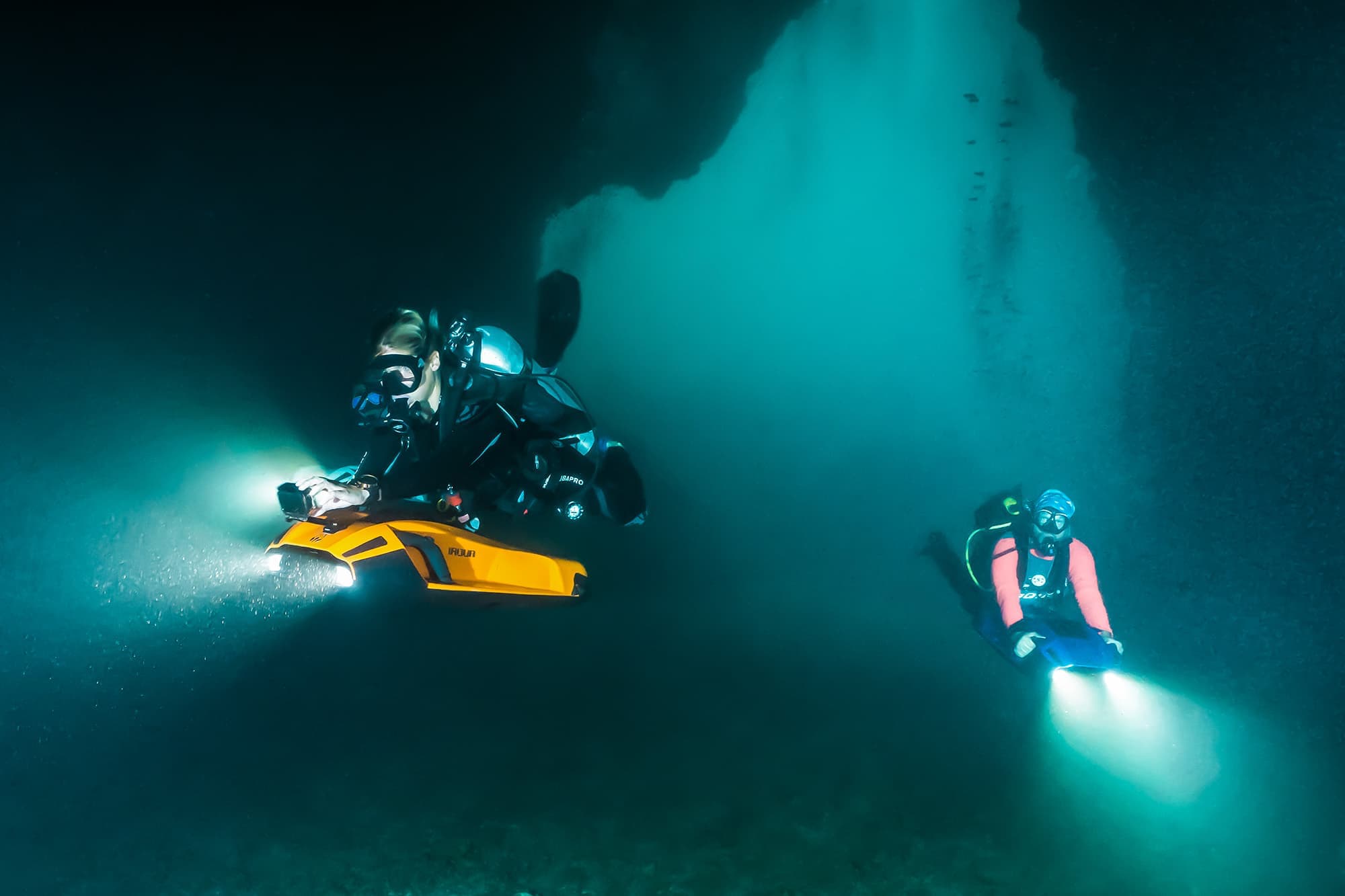 两名水肺潜水员使用 iAQUA Sea Scooters