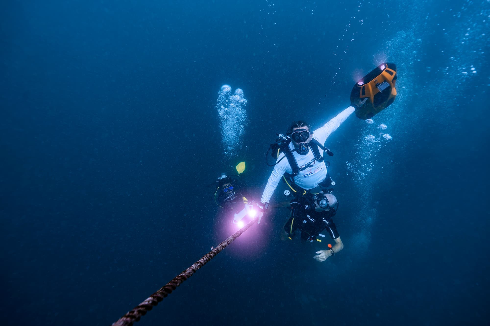 水肺潜水员使用 iAQUA 潜水滑板车探索海洋。